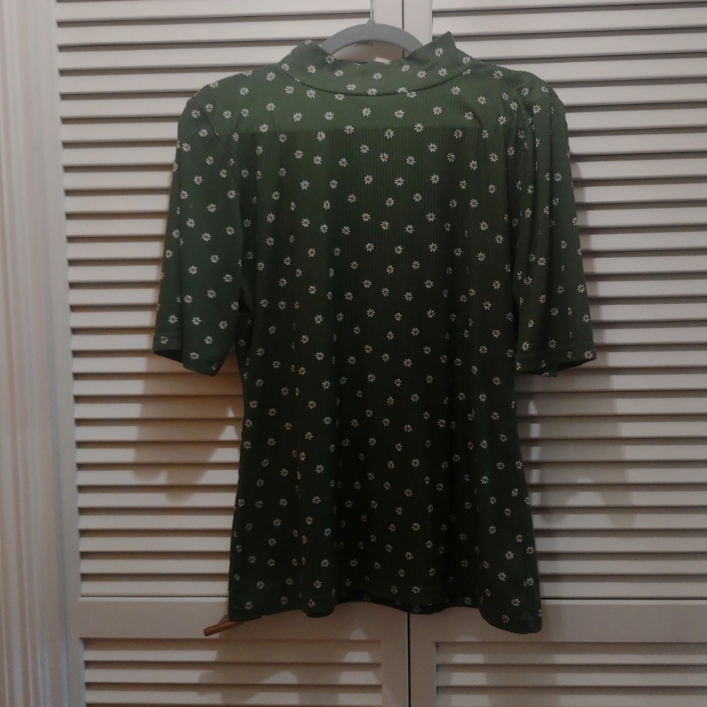 Heart of Haute size 1X short sleeve mock neck